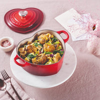 Cocotte Le Creuset « Cœur » en fonte émaillée avec bouton en acier inoxydable