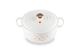 Le Creuset - Runder Bräter mit Herzmotiv aus emailliertem Gusseisen Le Creuset - Stoofpan Rond met Hartmotief in Geëmailleerd Gietijzer Braadpan Le Creuset