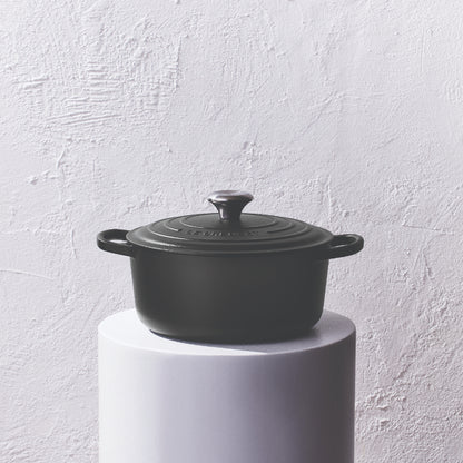 Le Creuset - Braten- / Schmorpfanne Signature rund Mattschwarz 22 cm 3,3 l (schwarze Innenseite)