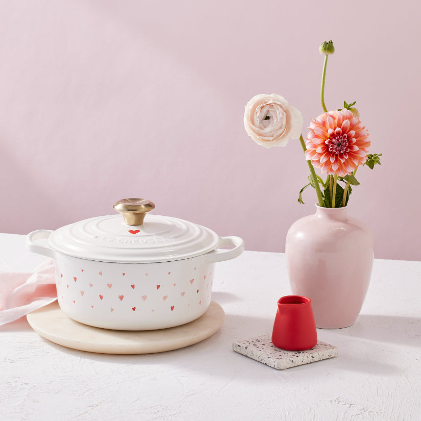 Le Creuset - Runder Bräter mit Herzmotiv aus emailliertem Gusseisen